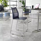 Taburete apilable con respaldo ventilado y base trineo con recubrimiento en polvo