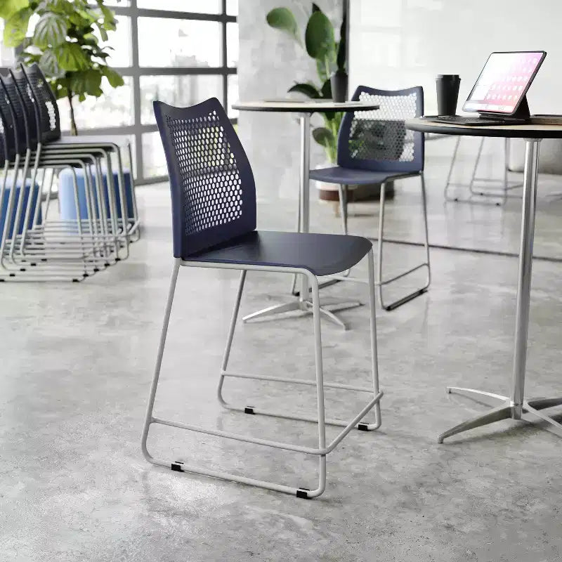 Taburete apilable con respaldo ventilado y base trineo con recubrimiento en polvo