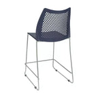 Taburete apilable con respaldo ventilado y base trineo con recubrimiento en polvo