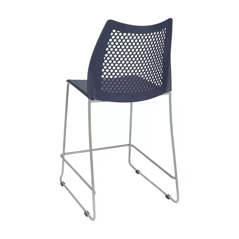 Taburete apilable con respaldo ventilado y base trineo con recubrimiento en polvo