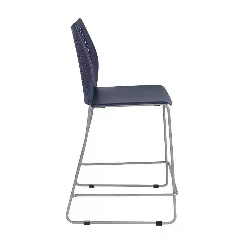 Taburete apilable con respaldo ventilado y base trineo con recubrimiento en polvo
