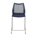 Taburete apilable con respaldo ventilado y base trineo con recubrimiento en polvo