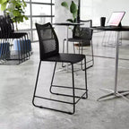 Taburete apilable con respaldo ventilado y base trineo con recubrimiento en polvo