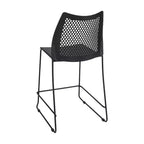 Taburete apilable con respaldo ventilado y base trineo con recubrimiento en polvo
