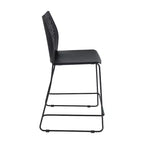 Taburete apilable con respaldo ventilado y base trineo con recubrimiento en polvo