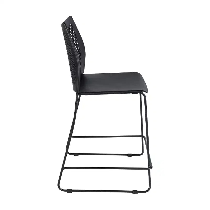 Taburete apilable con respaldo ventilado y base trineo con recubrimiento en polvo