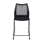 Taburete apilable con respaldo ventilado y base trineo con recubrimiento en polvo