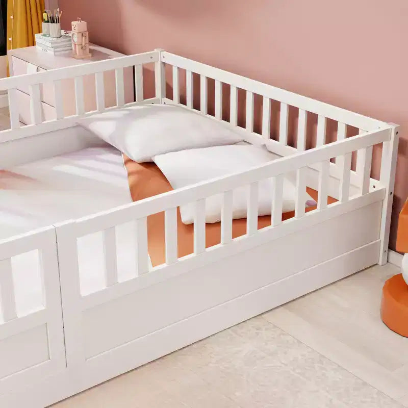 Cama Montessori de Madera de Tamaño Completo con Barrera de Seguridad y Puerta, Blanca