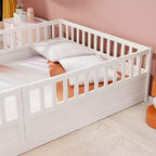 Cama Montessori de Madera de Tamaño Completo con Barrera de Seguridad y Puerta, Blanca