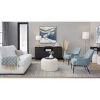 Sillón tapizado, estructura de metal negro, azul claro