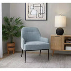 Sillón tapizado, estructura de metal negro, azul claro